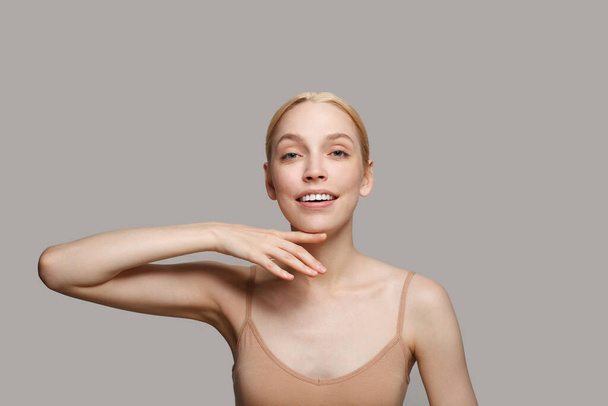 Portrait studio de jolie jeune femme modèle spa sur fond blanc. Soins du visage, cosmétologie, soins de la peau, hydratation, concept d'hygiène et de beauté - Photo, image