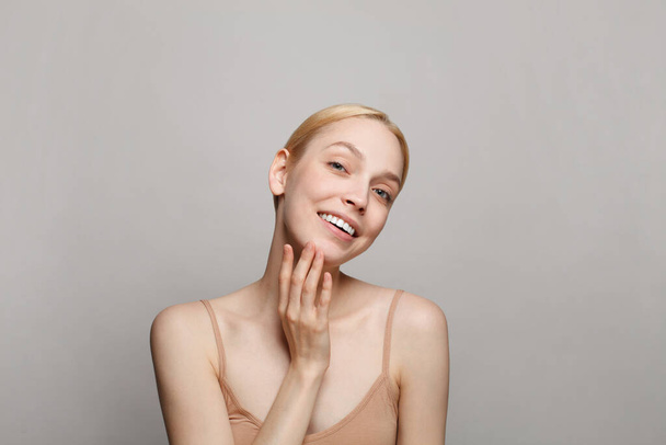 Felice bellezza allegra donna modello spa con chiara pelle fresca su sfondo bianco. Trattamento viso, cosmetologia e cura della pelle - Foto, immagini