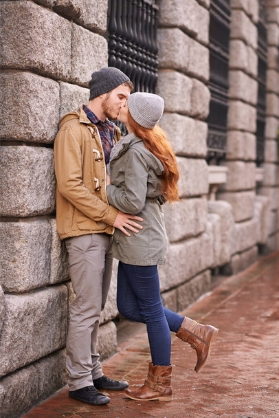 I baci sono per quando le parole falliscono. una giovane coppia felice che condivide un bacio all'aperto - Foto, immagini
