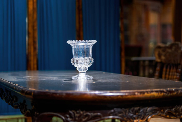 Скляні чашки вина на традиційному китайському дерев "яному столі. - Фото, зображення
