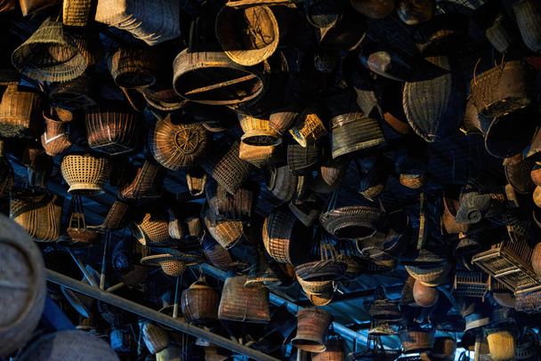 Kínai hagyományos szövött bambusz kosarak lóg a boltban - Fotó, kép
