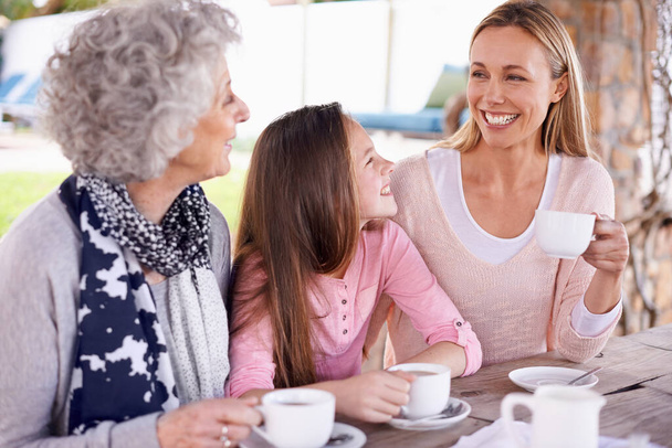 A estas chicas les encanta su té. tres generaciones de la mujer de las mujeres de una familia tomando té fuera - Foto, imagen