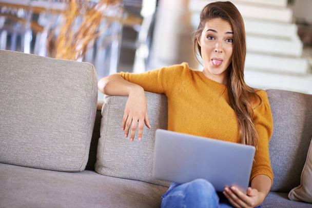Diversión inalámbrica. una joven atractiva que se relaja en el sofá con su portátil - Foto, imagen