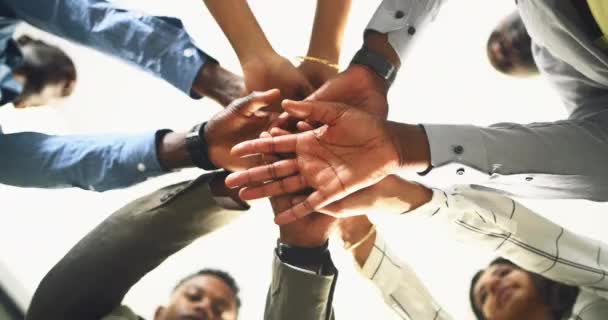 Zakenmensen, solidariteit en handen ineen om elkaar te ondersteunen bij het ontmoeten van vertrouwen, teamwork en gemeenschap. Missie, motivatie en medewerkers in samenwerking voor doel, feest en succes van onderaf. - Video