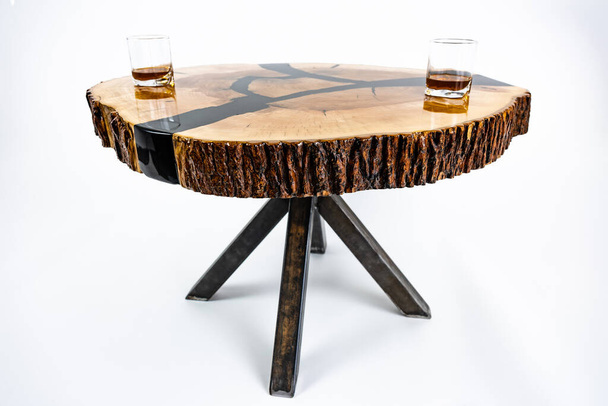 Mesa de centro, mesa da sala de estar. Mesa de madeira artesanal de resina. Num fundo branco. Um copo de uísque na mesa. Copo de vinho na mesa. - Foto, Imagem