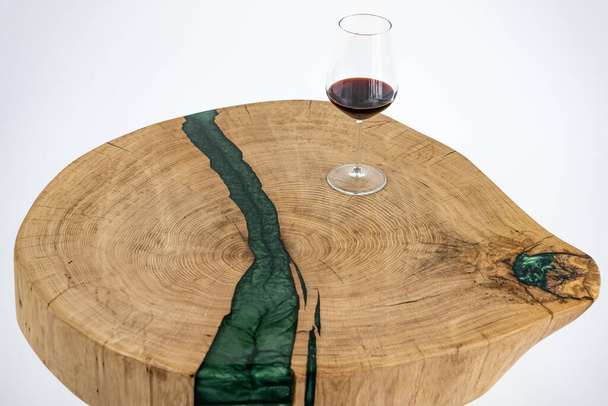 Τραπεζάκι σαλονιού, τραπέζι σαλονιού. Ρητίνη χειροποίητο ξύλινο τραπέζι. Σε λευκό φόντο. Ένα ποτήρι ουίσκι στο τραπέζι. Ένα ποτήρι κρασί στο τραπέζι.. - Φωτογραφία, εικόνα