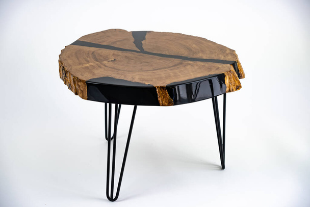 Table basse, table de salon. Table en bois faite main en résine. Sur fond blanc. - Photo, image