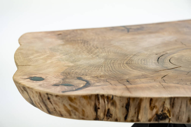 Mesa de centro, mesa de estar. Mesa de madera hecha a mano de resina. Sobre un fondo blanco. - Foto, imagen