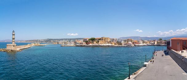 Panoramafoto des Alten Hafens von Chania, gesehen von der venezianischen Festung Firka in Chania, Kreta - Foto, Bild