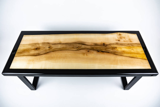 Tavolino, tavolo da soggiorno. Tavolo in legno fatto a mano in resina. Su sfondo bianco. - Foto, immagini