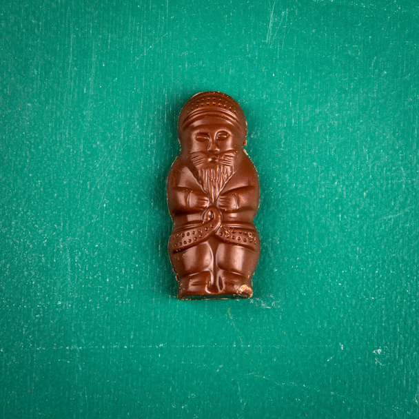 Шоколад Санта Клаус на зеленому крейдяному фоні
. - Фото, зображення