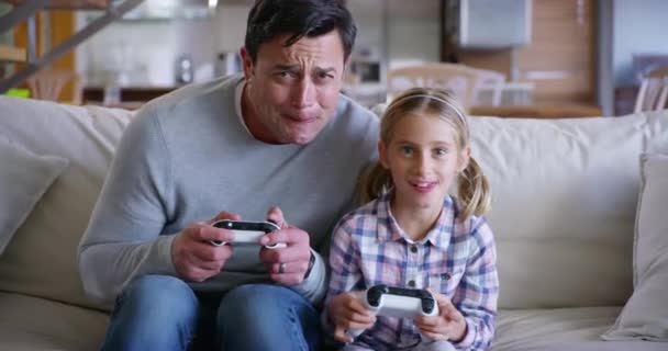 Παιδιά, βιντεοπαιχνίδια και οικογένεια με πατέρα και κόρη να παίζουν ή να παίζουν μαζί στο σαλόνι του σπιτιού. Παιχνιδάκι, παιδιά και διασκέδαση με έναν άντρα και ένα κορίτσι που δένονται στον ανταγωνισμό σε ένα σπίτι. - Πλάνα, βίντεο