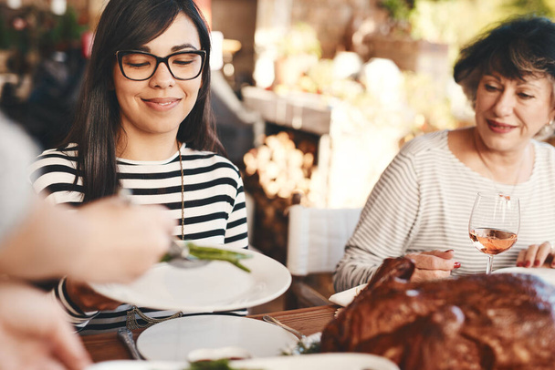 Eten, wijn en vieren met diner, feest met vrouwen en maaltijd voor vakantie buiten. Kerst of Thanksgiving feest met familie, sociale en voeding met traditie en serveren groenten. - Foto, afbeelding