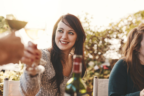 Kadeh kaldırma, kutlama ve Noel için bahçede aile yemeğinde bir bardak şaraplı kadın. Şerefe, parti ve alkol, şarap kadehi ve mutluluk dolu bir kız doğadaki bir akşam yemeğinde.. - Fotoğraf, Görsel