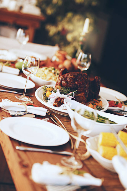 Comida, vino y pollo asado para Navidad o fiesta de acción de gracias con verduras saludables para el almuerzo o la cena. Mesa con vajilla, vajilla y decoración para catering de fondo. - Foto, imagen