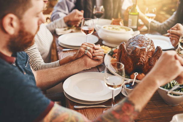 Kip, gebed en familie hand in hand bidden voor voedsel tot God of Jezus op een kerstfeest thuis. Vertrouwen, vrede en christelijke mensen in dankbaarheid eten diner op een sociale bijeenkomst. - Foto, afbeelding