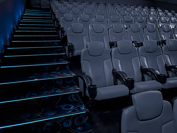 Cinema en entertainment, lege donkere bioscoop stoelen voor tv-show streaming service en film industrie productie branding - Foto, afbeelding