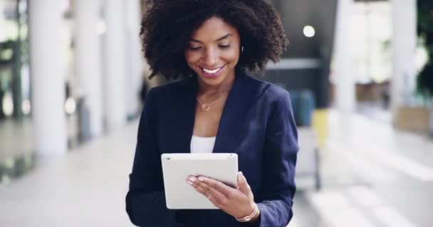 黒人女性、デジタルタブレットやオンラインスケジュール、ソーシャルメディアやオフィスで面白いミームのポストのための幸せな笑顔。企業内の電子メールメッセージのためのアプリとビジネス女性、従業員とインターネット技術. - 映像、動画
