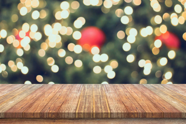 Boş ahşap masa üstü, bulanık Noel ağacı ve bokeh ışıklı arka plan - Fotoğraf, Görsel