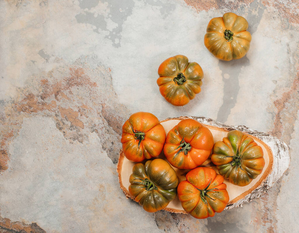 Grupa dużych pomidorów Costoluto na szarym tle, koncepcja rustykalna, fotografia - Zdjęcie, obraz