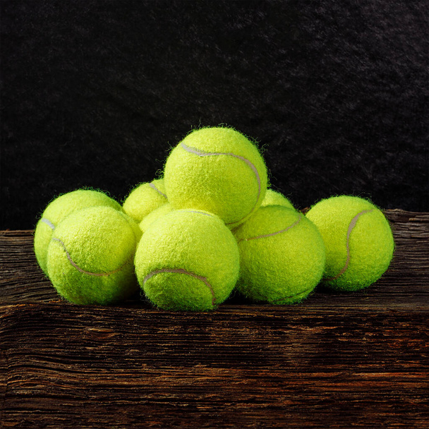 Balles de tennis jaunes sur fond bois, espace pour le texte, le sport et le concept de compétition - Photo, image