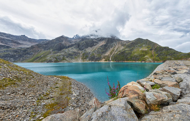 Finstertaler embalse en los Alpes austríacos montañas con agua azul y hermosas montañas a su alrededor - Foto, Imagen