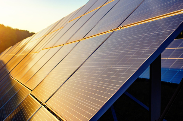 Солнечные панели, установленные в природе в области экологической энергии, окружающей среды, солнечных батарей - Фото, изображение