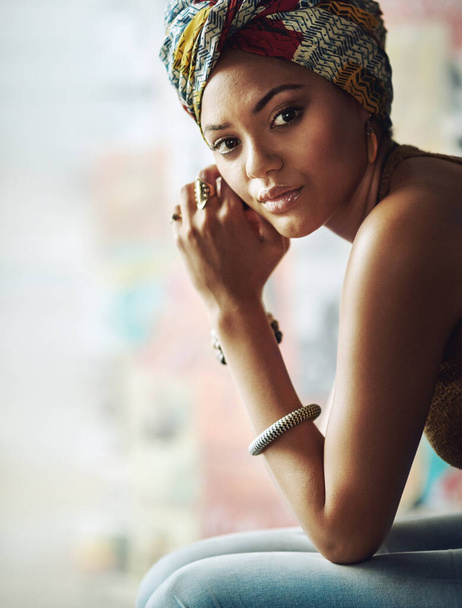Portret, jonge zwarte vrouw en tulband mode, stijl en trends, vertrouwen en trots in natuurlijke schoonheid, edgy Afrikaanse cultuur en uniek erfgoed. Zwart meisje, stijlvolle hoofddoek en Afrikaanse print. - Foto, afbeelding
