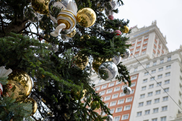 Drzewo jodłowe. Święta. Choinka umieszczona na placu Plaza de the w Madrycie, na środku ulicy, gdzie każdy może ją zobaczyć podczas spaceru. Boże Narodzenie 2022 r.. - Zdjęcie, obraz