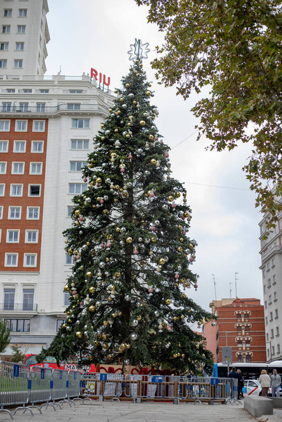 Abeto. Navidad. Árbol de Navidad situado en la Plaza de España de Madrid, en medio de la calle donde se puede ver mientras se camina. Navidad 2022. - Foto, Imagen