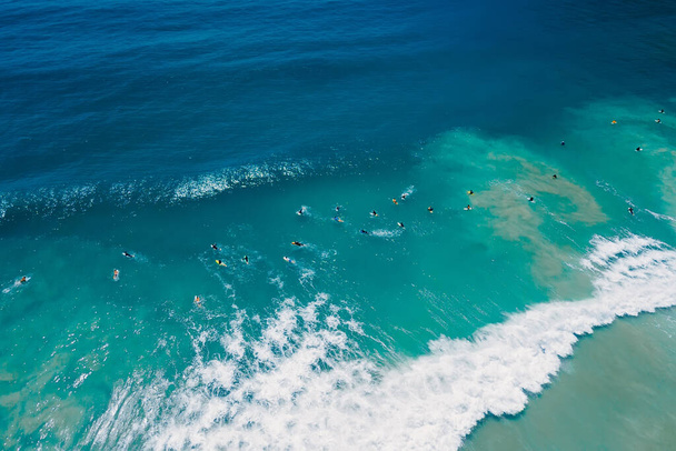 サーフボードと波の青い海でサーファー。空中風景 - 写真・画像