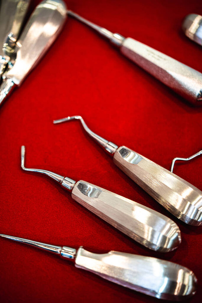 Κοντινό πλάνο συλλογής εργαλείων οδοντιατρικού εξοπλισμού. - Φωτογραφία, εικόνα
