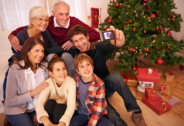 Família, festa de Natal e selfie telefone, estação festiva ou celebração de férias. Retrato, sorriso e avós, crianças e pais celebram, imagem pose ou foto sorriso para memória juntos em casa. - Foto, Imagem