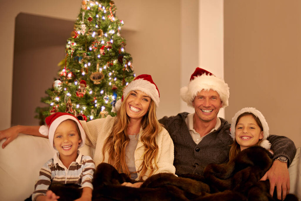 Рождество, праздник и семья, портрет с любовью и счастливы вместе праздновать дома, родители с детьми и улыбаться. Мать, отец и дети с счастливой семьи и елки украшения - Фото, изображение
