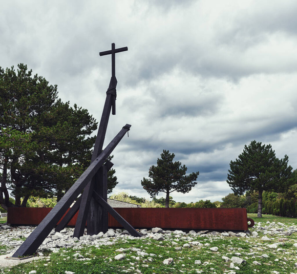 Foibe di Basovizza. Μνημείο σε μια από τις καταβόθρες, στα ιταλικά Foibe, που χρησιμοποιήθηκε για τη διάθεση των πτωμάτων εκείνων που σκοτώθηκαν στις σφαγές που διαπράχθηκαν από Γιουγκοσλάβους αντάρτες στο τέλος του Β 'Παγκοσμίου Πολέμου, στην Τεργέστη. Ιταλία - Φωτογραφία, εικόνα