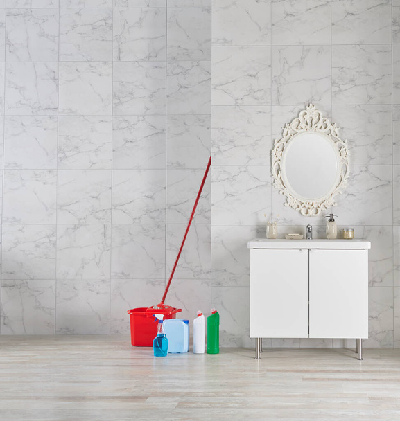 Moderni kit di pulizia del bagno armadio bianco e lavabo in stile, specchio, sapone. - Foto, immagini