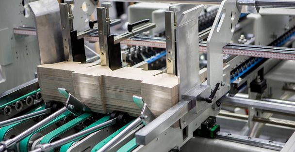 Výroba samolepicího stroje na krabice nebo kartonové obaly. Polygrafický průmysl - Fotografie, Obrázek