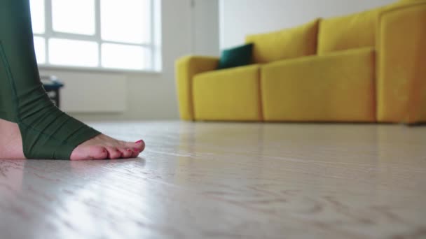Jóga szőnyeget terítek a nappaliban a padlón. Középső felvétel - Felvétel, videó