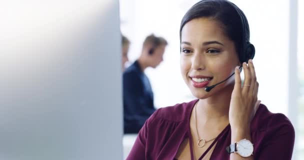 Τηλεφωνικό κέντρο, εξυπηρέτηση πελατών και υποστήριξη με μια μαύρη σύμβουλο που εργάζεται σε ένα γραφείο τελεμάρκετινγκ. Επαφή, CRM και διαβούλευση με μια γυναίκα αντιπρόσωπος πωλήσεων στην εργασία για μια συμφωνία τηλεφωνικής κλήσης. - Πλάνα, βίντεο