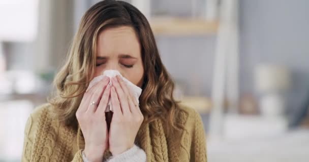 Вірус, алергія і тканина з хворою жінкою і ковдрою для охорони здоров'я, ризику і хвороб. Сніг, пилок і безпека з дівчиною, використовуючи серветку для носа, що страждає від грипу, холоду або втоми у вітальні
. - Кадри, відео