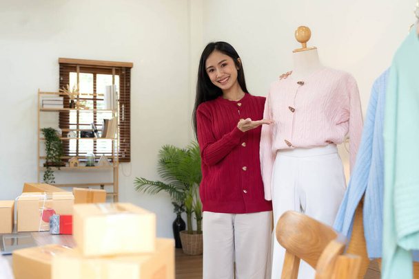 Portré induló kisvállalkozások kkv-tulajdonosok, ázsiai nő ellenőrizze az online megrendelések értékesítése termékek dolgozik dobozok szabadúszó munka otthon iroda, sme üzlet online kisvállalkozás.. - Fotó, kép