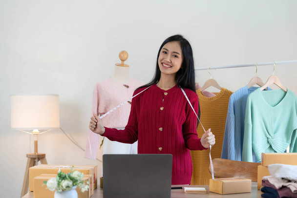 Portré induló kisvállalkozások kkv-tulajdonosok, ázsiai nő ellenőrizze az online megrendelések értékesítése termékek dolgozik dobozok szabadúszó munka otthon iroda, sme üzlet online kisvállalkozás.. - Fotó, kép