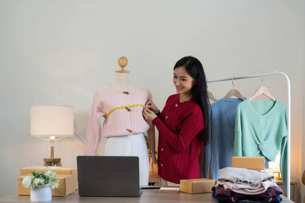 Küçük işletmeler kurma portresi KOBİ sahipleri ve Asyalı kadın çevrimiçi siparişleri kontrol ediyorlar. Ev işlerinde çalışan kutucuklarla çalışan ürünler satıyorlar. Çevrimiçi küçük işletmeler kuruyorlar... - Fotoğraf, Görsel