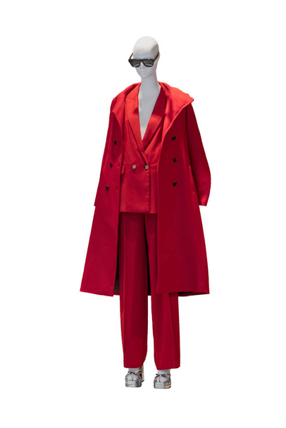 Full length γυναικείο mannequin πορτρέτο σε γυαλιά ηλίου, ασημένια παπούτσια, κόκκινο κοστούμι και παλτό που απομονώνονται σε λευκό φόντο με clipping μονοπάτι. Θέμα πώλησης και διαφήμισης. Copyspace για κείμενο - Φωτογραφία, εικόνα