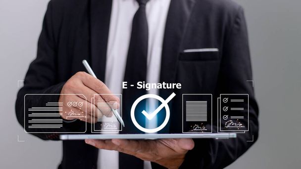 Online business contract Electronic signature, e-signing, digital document management, paperless office, signing business contract concept. - Foto, Bild