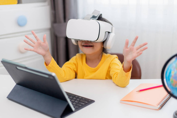 Ázsiai gyermek virtuális valósággal, VR, Kid Exploring Digitális virtuális világ VR szemüveg. - Fotó, kép
