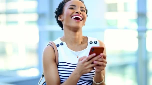 Επικοινωνία, τεχνολογία και μια μαύρη γυναίκα που διαβάζει τηλεφωνικά μηνύματα και γελάει με ευτυχία και χαρά. Κωμωδία, 5g και χαρούμενη γυναίκα με χαμόγελο στο πρόσωπο, αστείο meme σε mobile app για κωμική ψυχαγωγία - Πλάνα, βίντεο