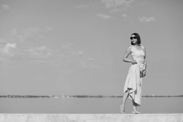 joven esbelta mujer por el mar posando en ropa - Foto, Imagen