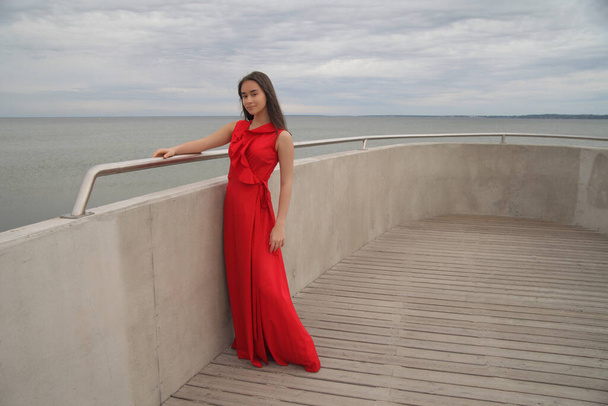 jovem asiático adolescente em vermelho longo vestido de moda - Foto, Imagem