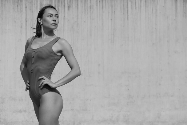 jeune femme athlétique avec beau corps et silhouette en body - Photo, image